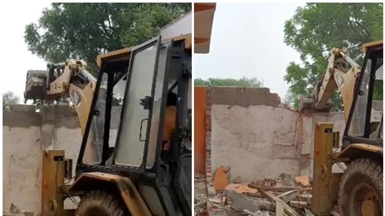 ಆದಿವಾಸಿ ವ್ಯಕ್ತಿಯ ಮುಖದ ಮೇಲೆ ಮೂತ್ರ ಮಾಡಿದ್ದ ಪ್ರವೇಶ್ ಶುಕ್ಲಾ ಮನೆಗೆ ನುಗ್ಗಿದ ಬುಲ್ಡೋಜರ್! ಆದಿವಾಸಿ ವ್ಯಕ್ತಿಯ ಮುಖದ ಮೇಲೆ ಮೂತ್ರ ಮಾಡಿದ್ದ ಪ್ರವೇಶ್ ಶುಕ್ಲಾ ಮನೆಗೆ ನುಗ್ಗಿದ ಬುಲ್ಡೋಜರ್!