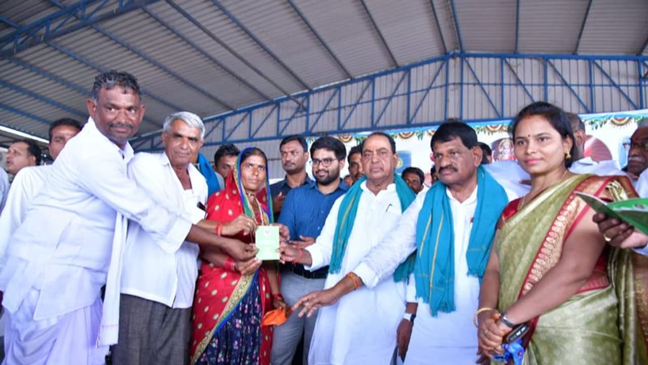 జల్ జంగల్ జమీన్ స్పూర్తితో అడవి బిడ్డలను అన్నదాతలుగా చేసి భూ హక్కులు కల్పిస్తున్నాం : ఇంద్రకరణ్ రెడ్డి జల్ జంగల్ జమీన్ స్పూర్తితో అడవి బిడ్డలను అన్నదాతలుగా చేసి భూ హక్కులు కల్పిస్తున్నాం : ఇంద్రకరణ్ రెడ్డి