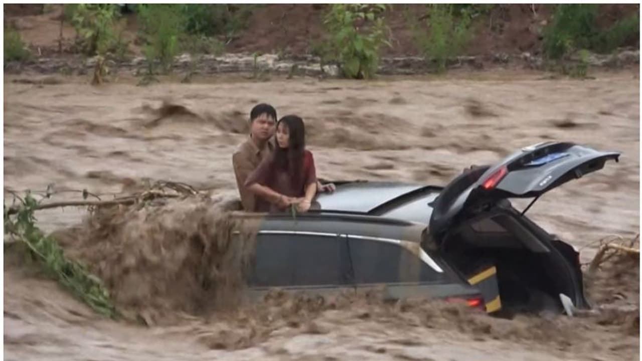 കനത്തമഴക്ക് പിന്നാലെ വെള്ളപ്പൊക്കം, ദമ്പതികൾ കാറിന് മുകളിൽ കയറി രക്ഷതേടി, ഡ്രോണും ക്രെയിനുമെത്തി രക്ഷിച്ചു കനത്തമഴക്ക് പിന്നാലെ വെള്ളപ്പൊക്കം, ദമ്പതികൾ കാറിന് മുകളിൽ കയറി രക്ഷതേടി, ഡ്രോണും ക്രെയിനുമെത്തി രക്ഷിച്ചു