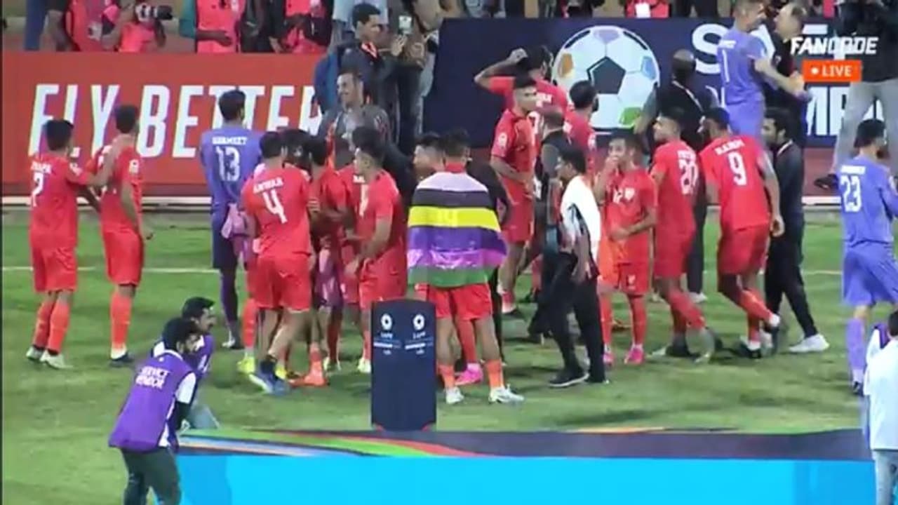 സാഫ് കപ്പ് കിരീടം നേടിയശേഷം മെയ്തി പതാകയണിഞ്ഞ് വിജയാഘോഷം, വിശദീകരണവുമായി ജീക്സണ്‍ സിംഗ്