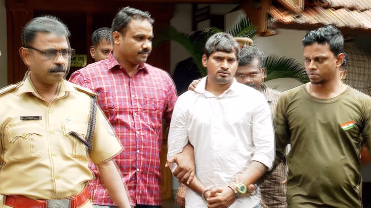 ഉമ വെറും കള്ളനല്ല, പൊലീസിനെ പറ്റി പഠിച്ച് 'പണി'ക്കിറങ്ങിയ പെരുംകള്ളൻ! തലസ്ഥാനത്ത് വിമാനമിറങ്ങിയപ്പോൾ വലയിൽ ഉമ വെറും കള്ളനല്ല, പൊലീസിനെ പറ്റി പഠിച്ച് 'പണി'ക്കിറങ്ങിയ പെരുംകള്ളൻ! തലസ്ഥാനത്ത് വിമാനമിറങ്ങിയപ്പോൾ വലയിൽ