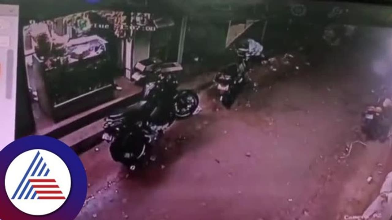 ಚಿಕ್ಕಮಗಳೂರು: ತಳ್ಳುಗಾಡಿಗೆ ಡಿಕ್ಕಿ ಹೊಡೆದದ್ದಕ್ಕೆ ಚಾಕು ಇರಿತ; ಯುವಕನ ಸ್ಥಿತಿ ಗಂಭೀರ ಚಿಕ್ಕಮಗಳೂರು: ತಳ್ಳುಗಾಡಿಗೆ ಡಿಕ್ಕಿ ಹೊಡೆದದ್ದಕ್ಕೆ ಚಾಕು ಇರಿತ; ಯುವಕನ ಸ್ಥಿತಿ ಗಂಭೀರ