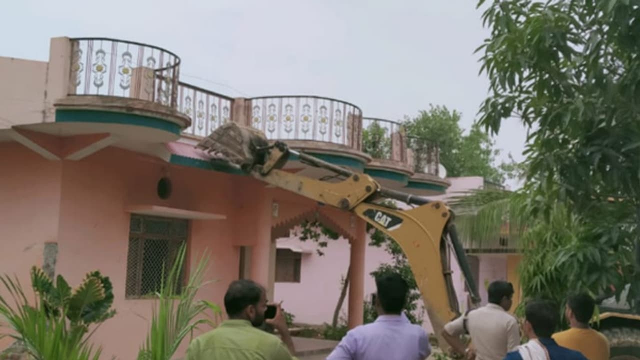 பழங்குடியின இளைஞர் முகத்தில் சிறுநீர் கழித்த பாஜக நிர்வாகியின் வீட்டை இடித்துத் தள்ளிய அரசு பழங்குடியின இளைஞர் முகத்தில் சிறுநீர் கழித்த பாஜக நிர்வாகியின் வீட்டை இடித்துத் தள்ளிய அரசு