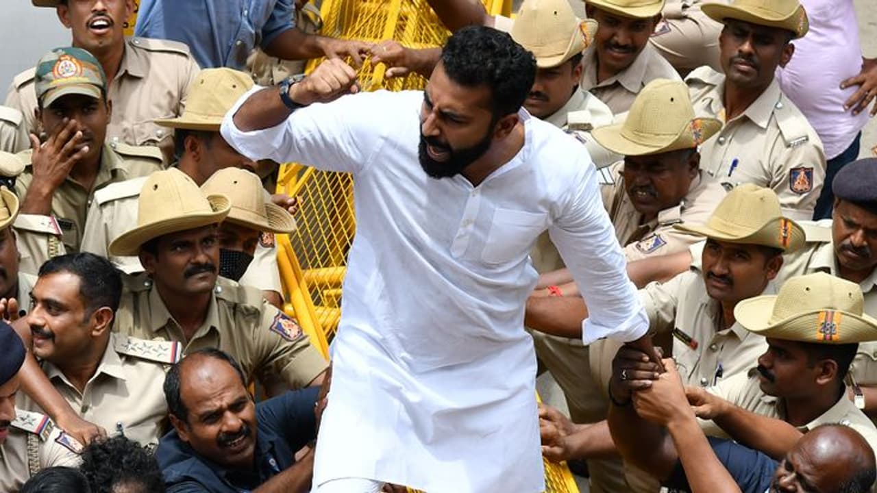 ಬಿಜೆಪಿ ಕಚೇರಿಗೆ ಯುವ ‘ಕಾಂಗ್ರೆಸ್’ಪಡೆ ಮುತ್ತಿಗೆ ಯತ್ನ: ನಲಪಾಡ್ ನೇತೃತ್ವದಲ್ಲಿ ಧರಣಿ ಬಿಜೆಪಿ ಕಚೇರಿಗೆ ಯುವ ‘ಕಾಂಗ್ರೆಸ್’ಪಡೆ ಮುತ್ತಿಗೆ ಯತ್ನ: ನಲಪಾಡ್ ನೇತೃತ್ವದಲ್ಲಿ ಧರಣಿ