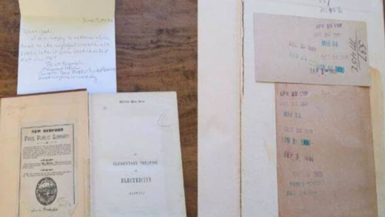 വൈകിയത് 119 വർഷം, പുസ്തകക്കൂട്ടത്തിൽ അമൂല്യമായൊരു 'നിധി!' വൈകിയത് 119 വർഷം, പുസ്തകക്കൂട്ടത്തിൽ അമൂല്യമായൊരു 'നിധി!'