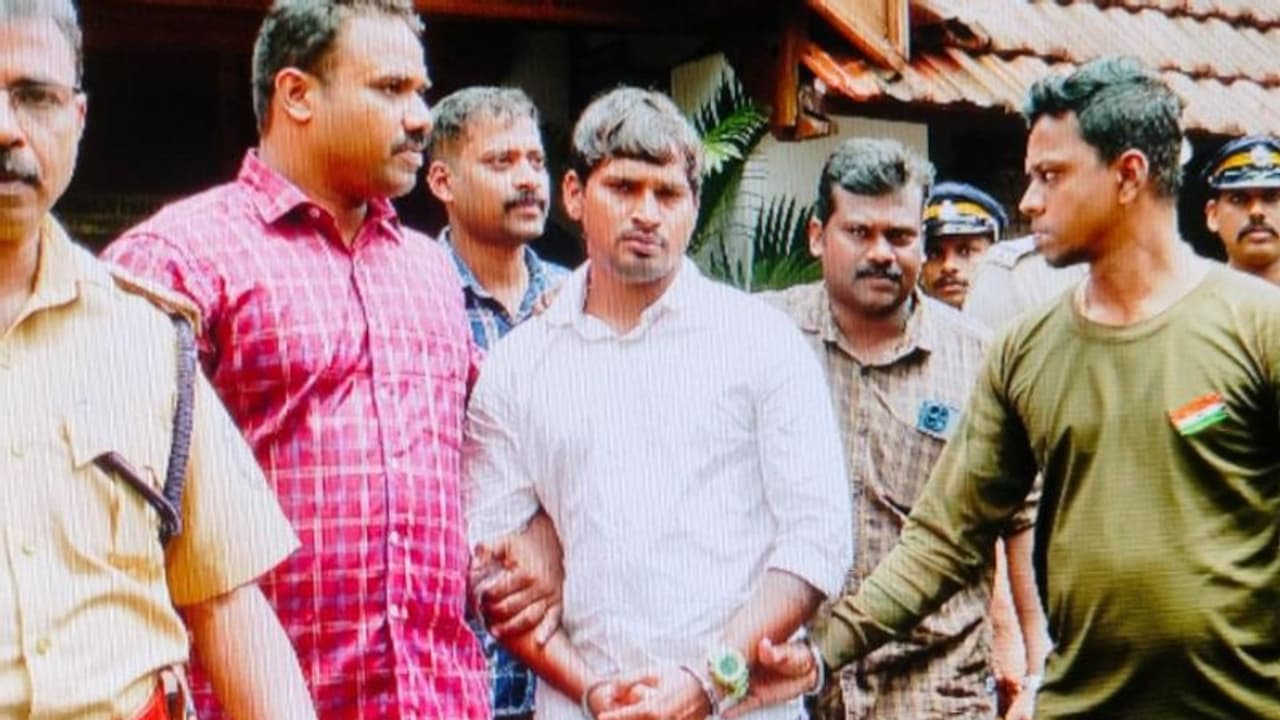 6 ലക്ഷം മോഷ്ടിക്കാനായി 4 വിമാനയാത്ര; പണം കൂട്ടിവച്ചത് എവറസ്റ്റ് കീഴടക്കാന്, 'പറക്കും കള്ളന്' വേറെ ലെവല് 6 ലക്ഷം മോഷ്ടിക്കാനായി 4 വിമാനയാത്ര; പണം കൂട്ടിവച്ചത് എവറസ്റ്റ് കീഴടക്കാന്, 'പറക്കും കള്ളന്' വേറെ ലെവല്