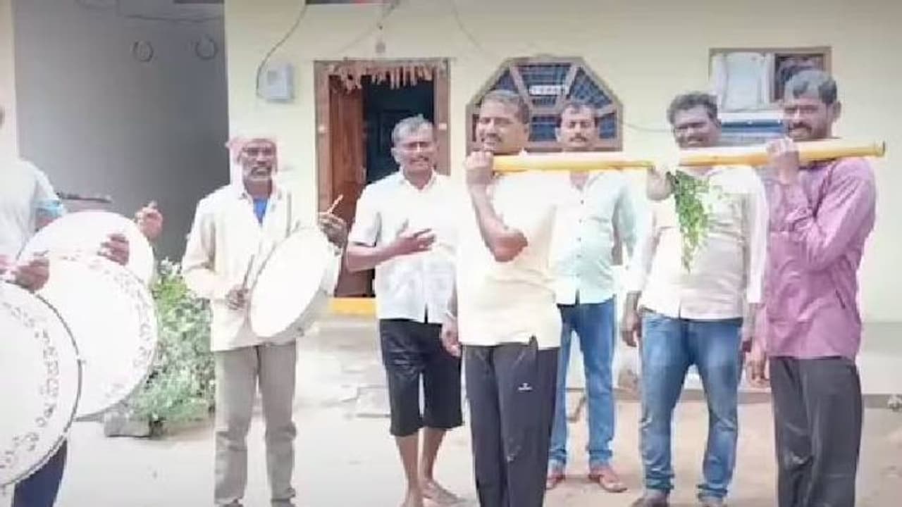 ഇവിടെ തകർത്ത് പെയ്യുന്ന മഴ, അവിടെ മഴ പെയ്യാൻ തവളകൾക്ക് കല്ല്യാണം! ഇവിടെ തകർത്ത് പെയ്യുന്ന മഴ, അവിടെ മഴ പെയ്യാൻ തവളകൾക്ക് കല്ല്യാണം!