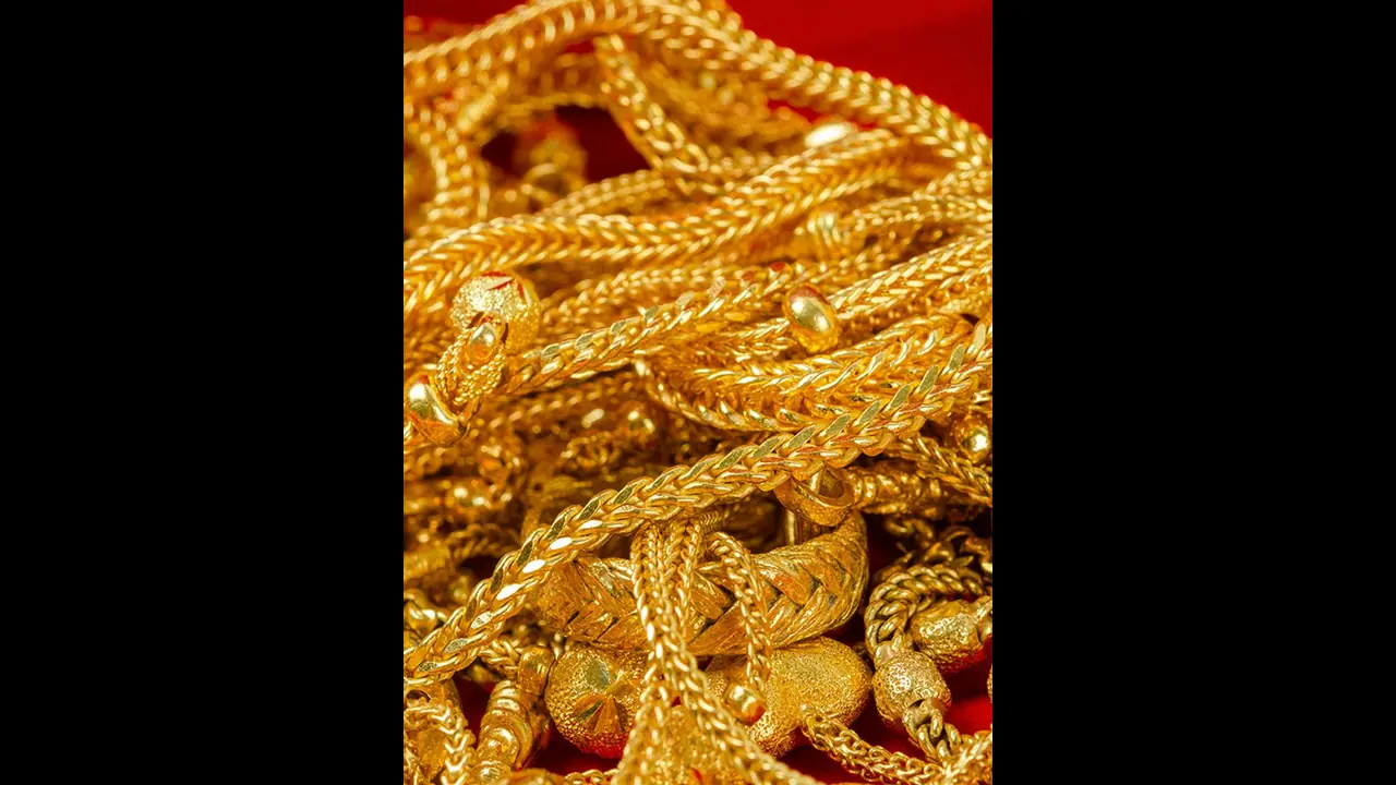 கோவில்பட்டியில் முட்டை வாங்குவது போல் நடித்து பெண்ணிடம் 10 சவரன் நகை திருட்டு; 3 பேர் கைது கோவில்பட்டியில் முட்டை வாங்குவது போல் நடித்து பெண்ணிடம் 10 சவரன் நகை திருட்டு; 3 பேர் கைது