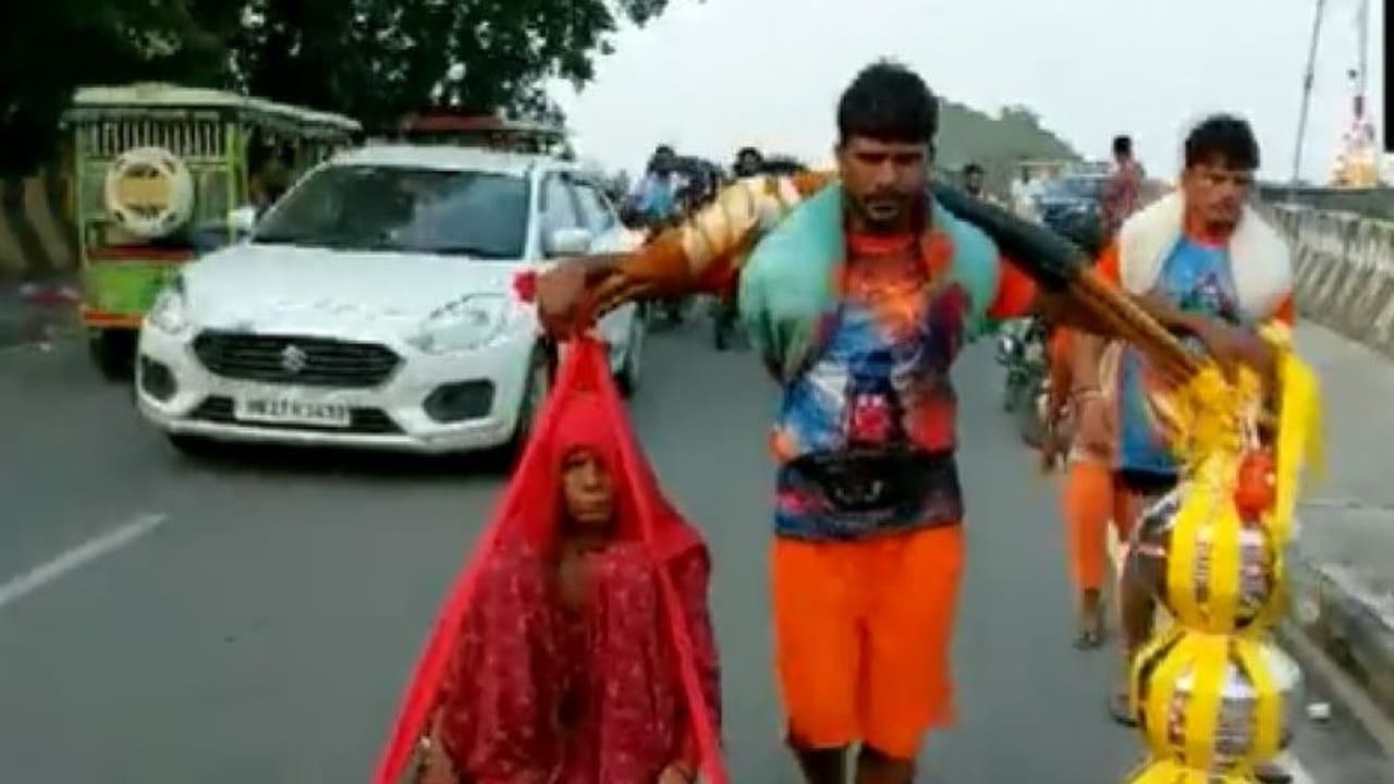 ಅಮ್ಮನ ಋಣ ತೀರಿಸೋದು ಸಾಧ್ಯಾನ : ಹೆಗಲ ಮೇಲೆ ಹೊತ್ತು ತೀರ್ಥಯಾತ್ರೆಗೆ ಹೊರಟ ಪುತ್ರ ವೀಡಿಯೋ ವೈರಲ್ ಅಮ್ಮನ ಋಣ ತೀರಿಸೋದು ಸಾಧ್ಯಾನ : ಹೆಗಲ ಮೇಲೆ ಹೊತ್ತು ತೀರ್ಥಯಾತ್ರೆಗೆ ಹೊರಟ ಪುತ್ರ ವೀಡಿಯೋ ವೈರಲ್