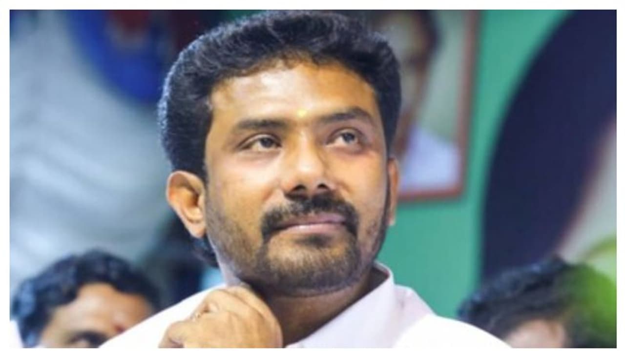 തമിഴ്നാട്ടിൽ അണ്ണാ ഡിഎംകെയ്ക്ക് തിരിച്ചടി; ഒ പനീർസൽവത്തിന്റെ മകൻ്റെ വിജയം റദ്ദാക്കി തമിഴ്നാട്ടിൽ അണ്ണാ ഡിഎംകെയ്ക്ക് തിരിച്ചടി; ഒ പനീർസൽവത്തിന്റെ മകൻ്റെ വിജയം റദ്ദാക്കി