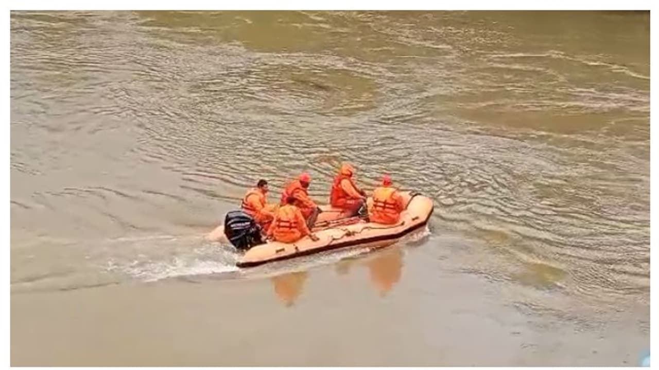 തിരച്ചിൽ നിർത്തി; കുത്തൊഴുക്കിൽ പെട്ട മുത്തശ്ശിയും പേരമകളും കാണാമറയത്ത് തന്നെ തിരച്ചിൽ നിർത്തി; കുത്തൊഴുക്കിൽ പെട്ട മുത്തശ്ശിയും പേരമകളും കാണാമറയത്ത് തന്നെ
