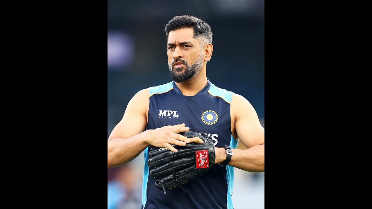 ஹைதராபாத்தில் 52 அடியில் கட் அவுட்; தோனியின் பிறந்தநாளை கொண்டாடும் ரசிகர்கள்!