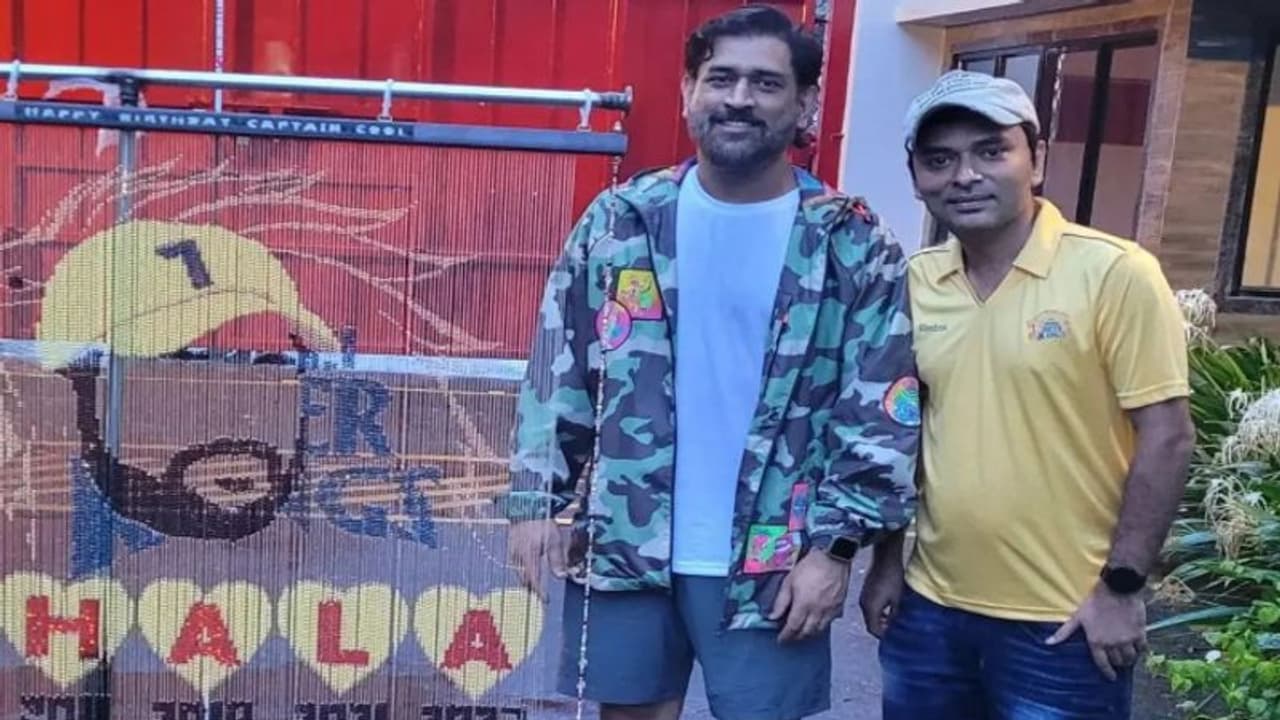 தோனியின் உருவம் பொறித்த புகைப்படத்தை பரிசாக வழங்கிய ரசிகர்: வைரலாகும் புகைப்படம்! தோனியின் உருவம் பொறித்த புகைப்படத்தை பரிசாக வழங்கிய ரசிகர்: வைரலாகும் புகைப்படம்!