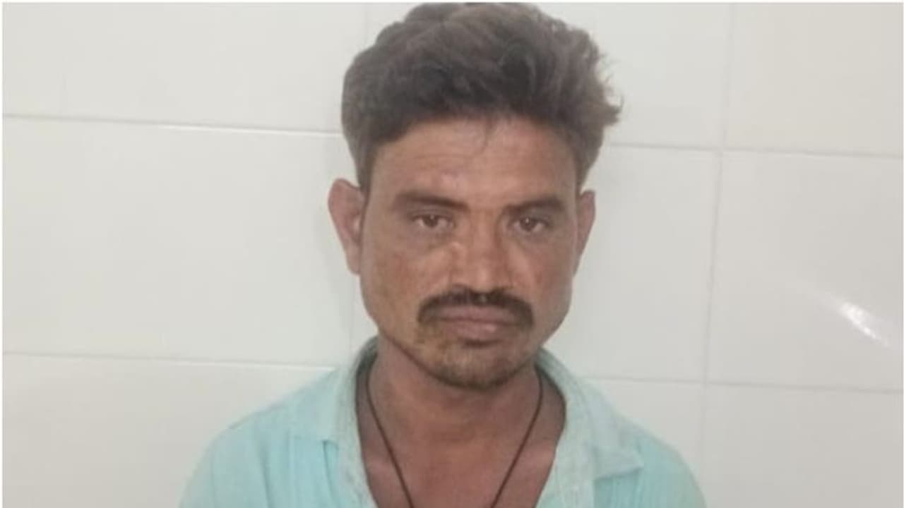 അമ്മയുടെ സഹായത്തോടെ മകളെ പീഡിപ്പിച്ചു, പോക്സോ കേസെടുത്തതോടെ മുങ്ങി; 8 വർഷങ്ങൾക്ക് ശേഷം പ്രതി പിടിയിൽ അമ്മയുടെ സഹായത്തോടെ മകളെ പീഡിപ്പിച്ചു, പോക്സോ കേസെടുത്തതോടെ മുങ്ങി; 8 വർഷങ്ങൾക്ക് ശേഷം പ്രതി പിടിയിൽ