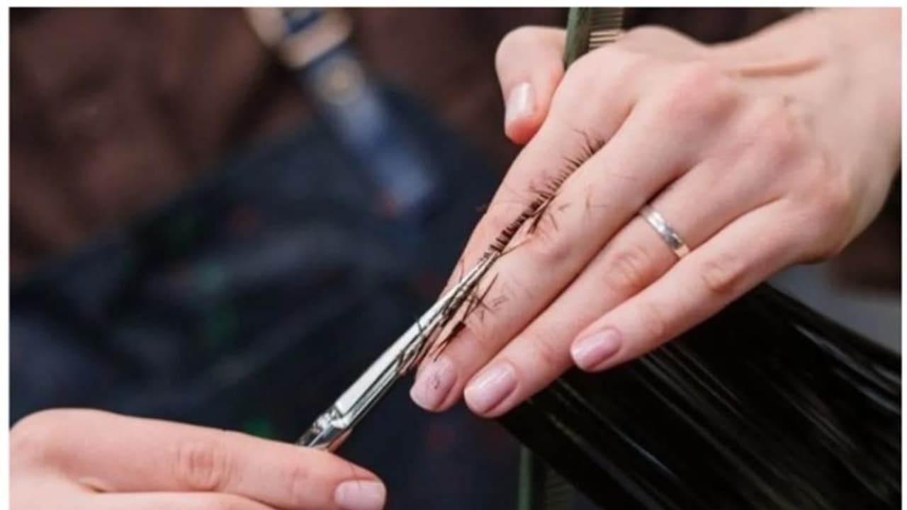 క్రమశిక్షణ పేరుతో 15 మంది బాలికల జుట్టు కత్తిరించిన టీచర్.. ఆగ్రహించిన తల్లిదండ్రులు ఏం చేశారంటే ? క్రమశిక్షణ పేరుతో 15 మంది బాలికల జుట్టు కత్తిరించిన టీచర్.. ఆగ్రహించిన తల్లిదండ్రులు ఏం చేశారంటే ?