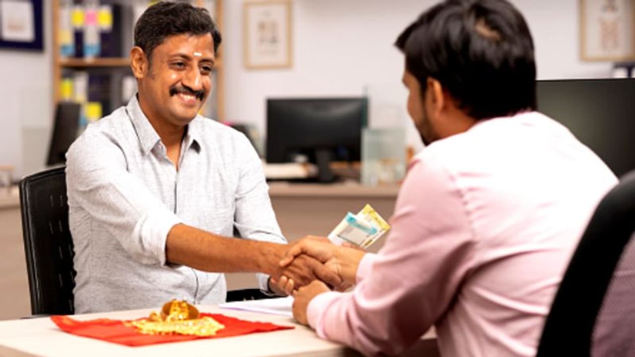സ്വർണ്ണ വായ്പയ്ക്ക് കുറഞ്ഞ പലിശ ഈടാക്കുന്ന 5 ബാങ്കുകൾ; മറ്റ് ചാർജുകൾ എന്തൊക്കെ സ്വർണ്ണ വായ്പയ്ക്ക് കുറഞ്ഞ പലിശ ഈടാക്കുന്ന 5 ബാങ്കുകൾ; മറ്റ് ചാർജുകൾ എന്തൊക്കെ