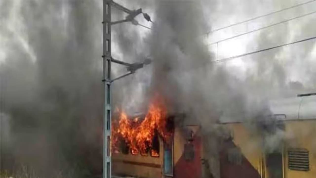 அடுத்த அதிர்ச்சி.. ஹைதராபாத் அருகே எக்ஸ்பிரஸ் ரயிலில் தீ விபத்து.. பயணிகளின் நிலை என்ன? அடுத்த அதிர்ச்சி.. ஹைதராபாத் அருகே எக்ஸ்பிரஸ் ரயிலில் தீ விபத்து.. பயணிகளின் நிலை என்ன?