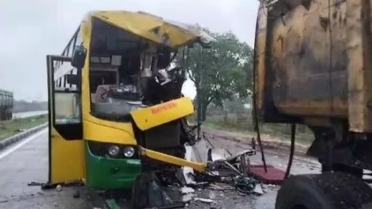 മോദിയുടെ റാലിയില് പങ്കെടുക്കാനുള്ള യാത്രയ്ക്കിടെ ബസ് അപകടം; മൂന്ന് മരണം, ആറ് പേര്ക്ക് പരിക്ക് മോദിയുടെ റാലിയില് പങ്കെടുക്കാനുള്ള യാത്രയ്ക്കിടെ ബസ് അപകടം; മൂന്ന് മരണം, ആറ് പേര്ക്ക് പരിക്ക്