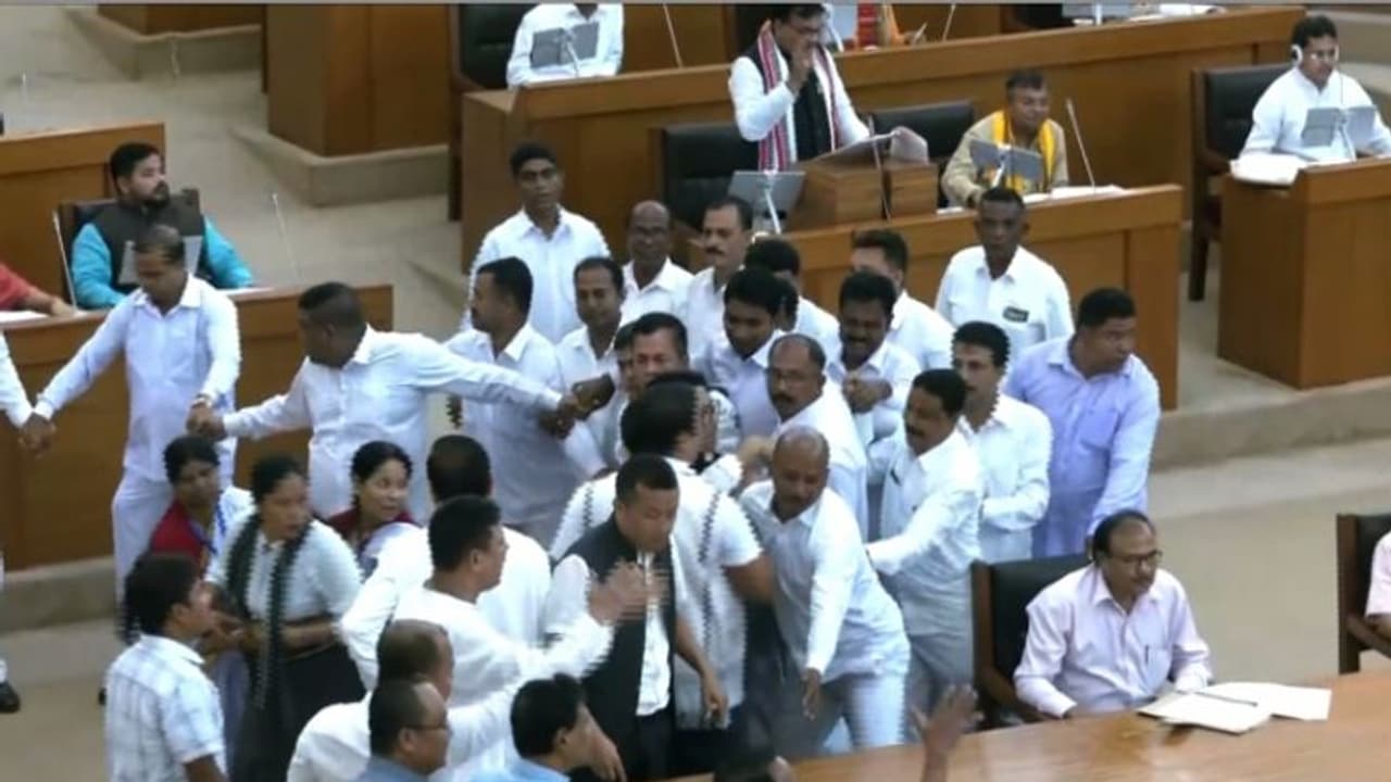 ത്രിപുര നിയമസഭയിൽ കയ്യാങ്കളി: ബജറ്റ് സമ്മേളനത്തിനിടെ പ്രതിപക്ഷവും ഭരണപക്ഷവും ഏറ്റുമുട്ടി