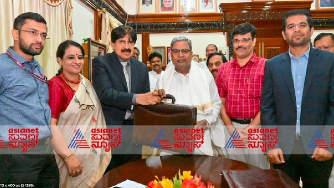 ಮೌಢ್ಯಕ್ಕೆ ಸಿಎಂ ಸೆಡ್ಡು: ದೇವಸ್ಥಾನಕ್ಕೆ ಭೇಟಿ ನೀಡದೇ ಬಜೆಟ್ ಮಂಡನೆ! ಮೌಢ್ಯಕ್ಕೆ ಸಿಎಂ ಸೆಡ್ಡು: ದೇವಸ್ಥಾನಕ್ಕೆ ಭೇಟಿ ನೀಡದೇ ಬಜೆಟ್ ಮಂಡನೆ!