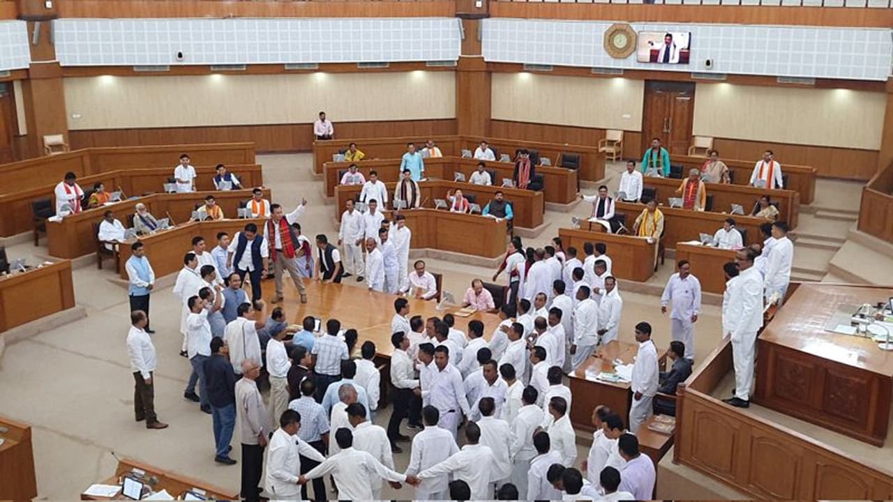 త్రిపుర అసెంబ్లీలో రచ్చ.. అశ్లీల వీడియో చూశాడన్న బెంచ్ను గంగా జలంతో శుద్ధి.. ఐదుగురు ఎమ్మెల్యేలు సస్పెండ్ త్రిపుర అసెంబ్లీలో రచ్చ.. అశ్లీల వీడియో చూశాడన్న బెంచ్ను గంగా జలంతో శుద్ధి.. ఐదుగురు ఎమ్మెల్యేలు సస్పెండ్