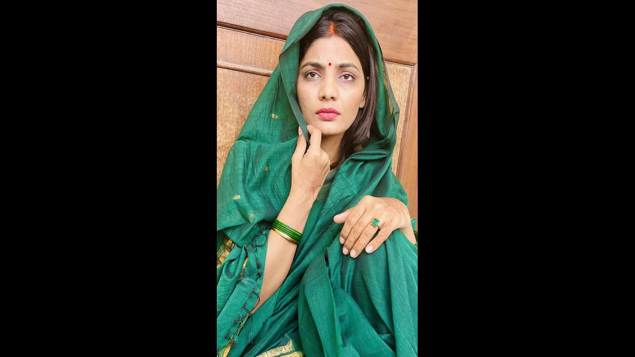 మూత్ర విసర్జన ఘటనపై ట్వీట్ చేసిన సింగర్ నేహా.. ఎఫ్ఐఆర్ నమోదు