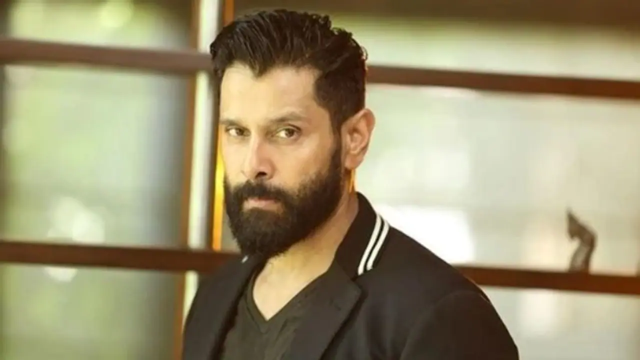 தாடி இல்லனாலும் சூப்பர்.. வைரலாகும் விக்ரமின் லேட்டஸ்ட் கிளிக்ஸ்.. எந்த படத்திற்கு என்று குழம்பும் ரசிகர்கள்!