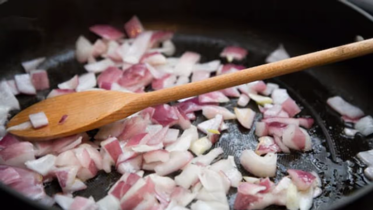 പാത്രങ്ങളിലെ ഉള്ളിയുടെ ദുർഗന്ധം ഇല്ലാതാക്കാൻ പരീക്ഷിക്കാം ഈ എളുപ്പവഴികൾ... പാത്രങ്ങളിലെ ഉള്ളിയുടെ ദുർഗന്ധം ഇല്ലാതാക്കാൻ പരീക്ഷിക്കാം ഈ എളുപ്പവഴികൾ...