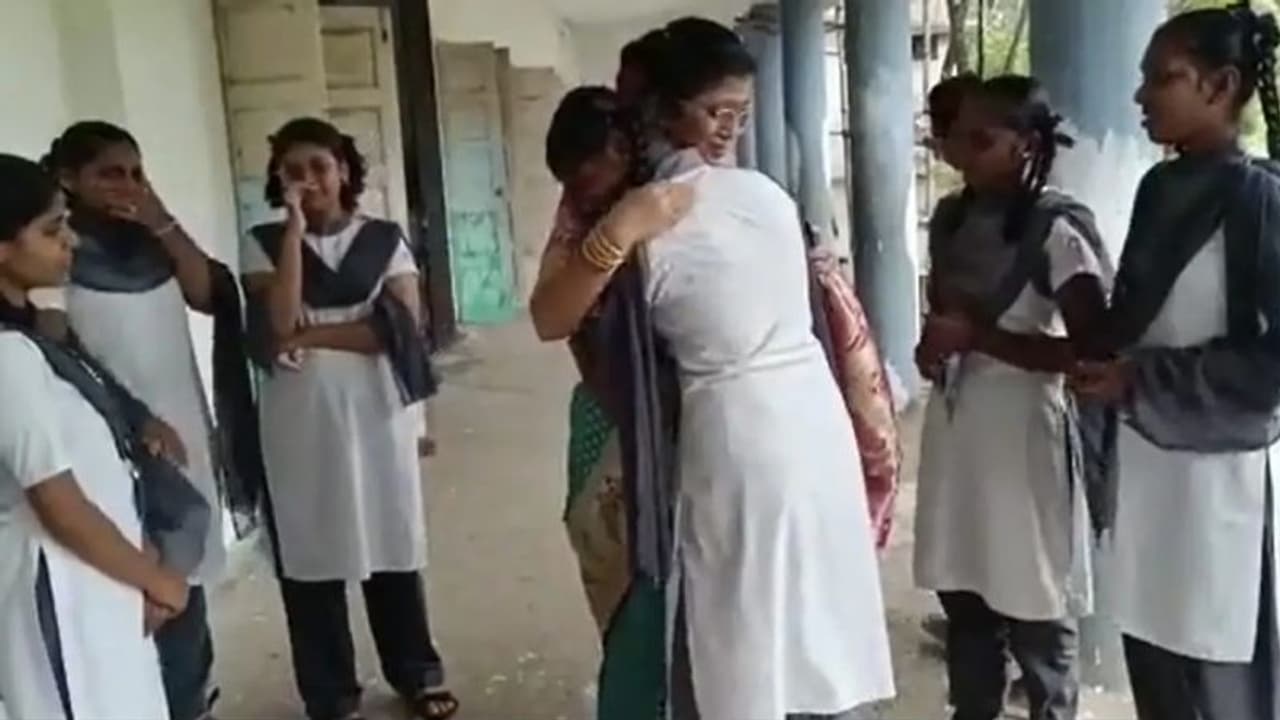 'ഇതിലും വലിയ അവാര്ഡ് എന്താണ്?'; വിരമിച്ച അധ്യാപികയോട് യാത്ര പറയുന്ന കുട്ടികള് വീഡിയോ 'ഇതിലും വലിയ അവാര്ഡ് എന്താണ്?'; വിരമിച്ച അധ്യാപികയോട് യാത്ര പറയുന്ന കുട്ടികള് വീഡിയോ