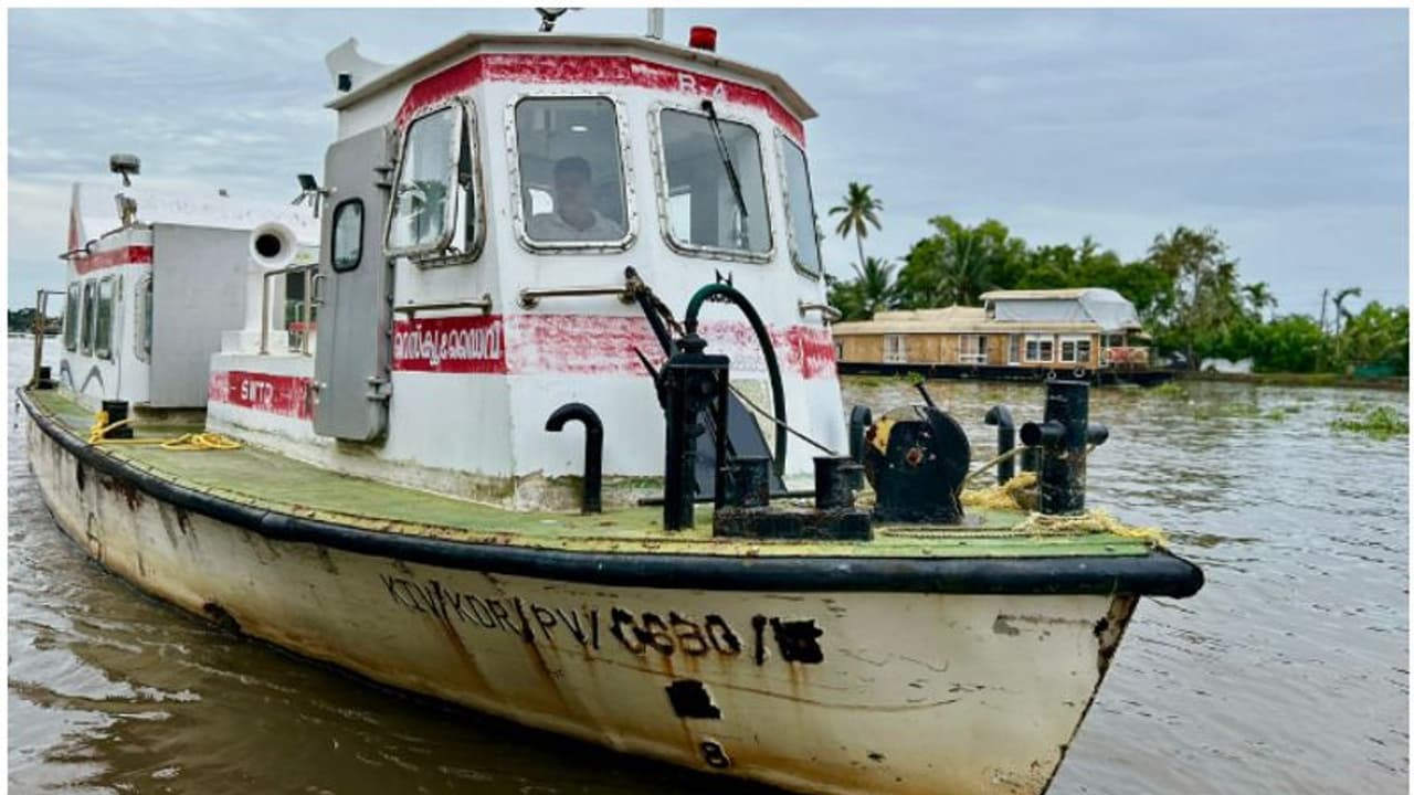 ചുറ്റും വെള്ളം നിറഞ്ഞാൽ ഇനി പേടി വേണ്ട! വാട്ടർ ആംബുലൻസ് പാഞ്ഞ് വരും, ഫ്ളോട്ടിംഗ് ഡിസ്പെൻസറികളും സജ്ജമായി