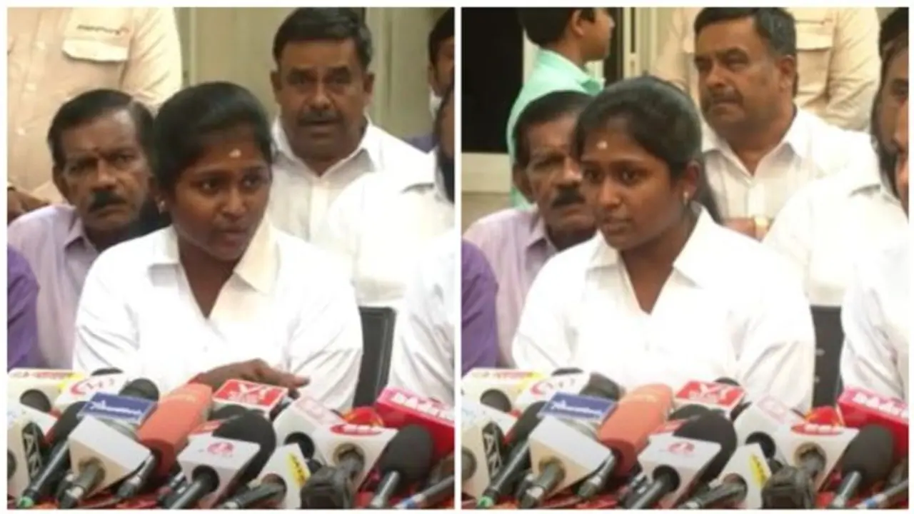 எனக்கு மரியாதை தான் முக்கியம்...! கமல்ஹாசனை சந்தித்த பின்னர்.. செய்தியாளர்களிடம் பேசிய ஷர்மிளா! வீடியோ எனக்கு மரியாதை தான் முக்கியம்...! கமல்ஹாசனை சந்தித்த பின்னர்.. செய்தியாளர்களிடம் பேசிய ஷர்மிளா! வீடியோ