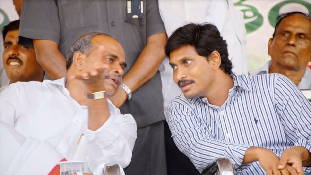 అందరి సంతోషం కోసం నిరంతరం తపించారు నాన్న.. మీ స్పూర్తే నన్ను నడిపిస్తోంది సీఎం వైఎస్ జగన్ అందరి సంతోషం కోసం నిరంతరం తపించారు నాన్న.. మీ స్పూర్తే నన్ను నడిపిస్తోంది సీఎం వైఎస్ జగన్