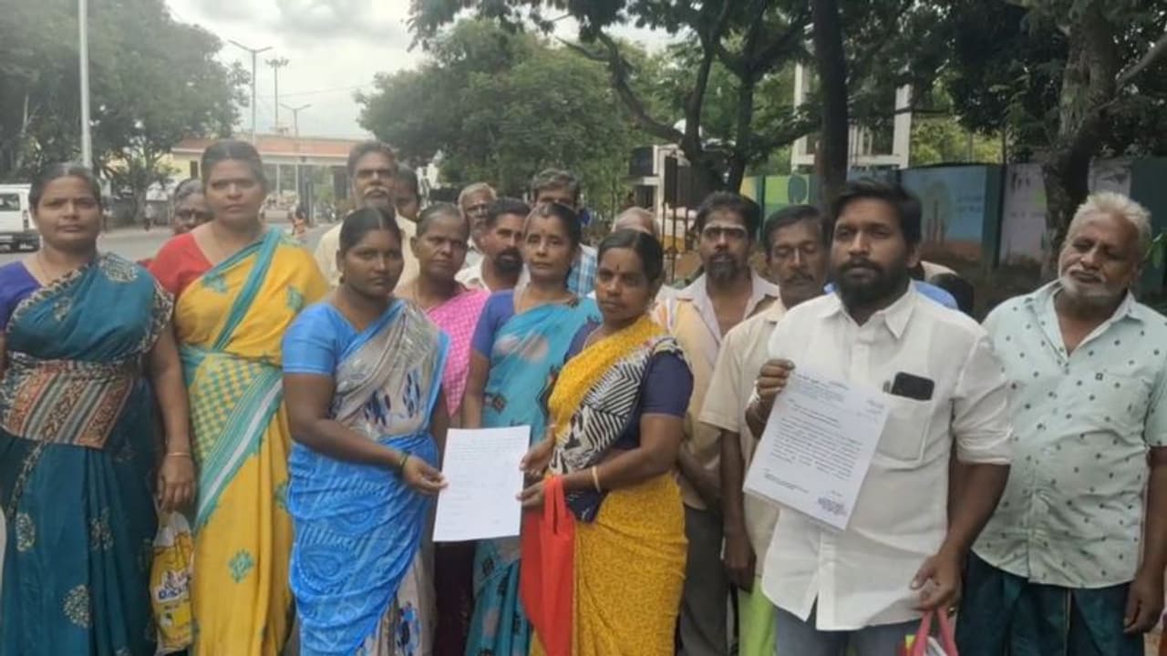 பணம் தராவிட்டால் இலவச மின்சாரம் கிடையாது; அதிகாரிகளின் அடாவடி தனத்தால் கதி கலங்கும் நெசவாளர்கள்