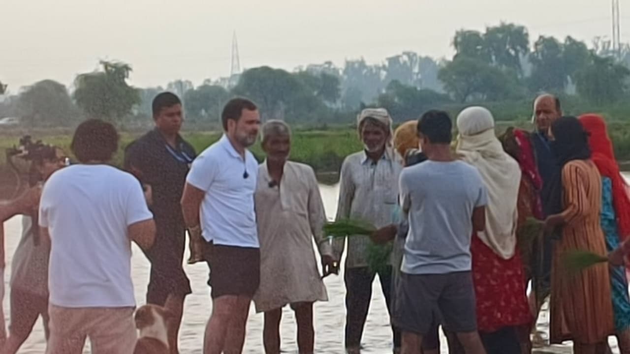 నా ఇంటికి తీసుకెళ్లలేను.. దాన్ని సర్కారు గుంజుకుంది: మహిళలతో రాహుల్.. చెల్లి ప్రియాంకతో ఫోన్ మాట్లాడించి.. ! నా ఇంటికి తీసుకెళ్లలేను.. దాన్ని సర్కారు గుంజుకుంది: మహిళలతో రాహుల్.. చెల్లి ప్రియాంకతో ఫోన్ మాట్లాడించి.. !