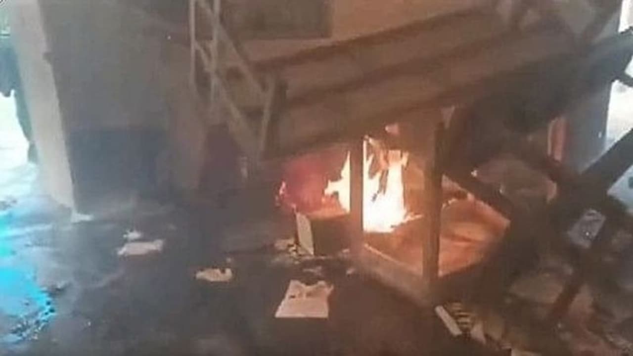 மேற்கு வங்க பஞ்சாயத்து தேர்தல்: வாக்குச்சாவடிக்கு தீ வைப்பு! வன்முறையில் பூத் ஏஜெண்டு உட்பட 14 பேர் பலி! மேற்கு வங்க பஞ்சாயத்து தேர்தல்: வாக்குச்சாவடிக்கு தீ வைப்பு! வன்முறையில் பூத் ஏஜெண்டு உட்பட 14 பேர் பலி!