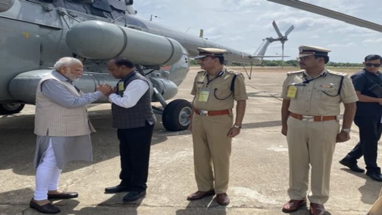 వరంగల్ చేరుకున్న ప్రధాని మోదీ.. స్వాగతం పలికిన తెలంగాణ అధికారులు, బీజేపీ నేతలు.. 