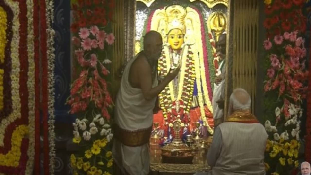 భద్రకాళి అమ్మవారి ఆలయంలో మోదీ ప్రత్యేక పూజలు.. గోశాలలో గో సేవ.. (వీడియో) భద్రకాళి అమ్మవారి ఆలయంలో మోదీ ప్రత్యేక పూజలు.. గోశాలలో గో సేవ.. (వీడియో)