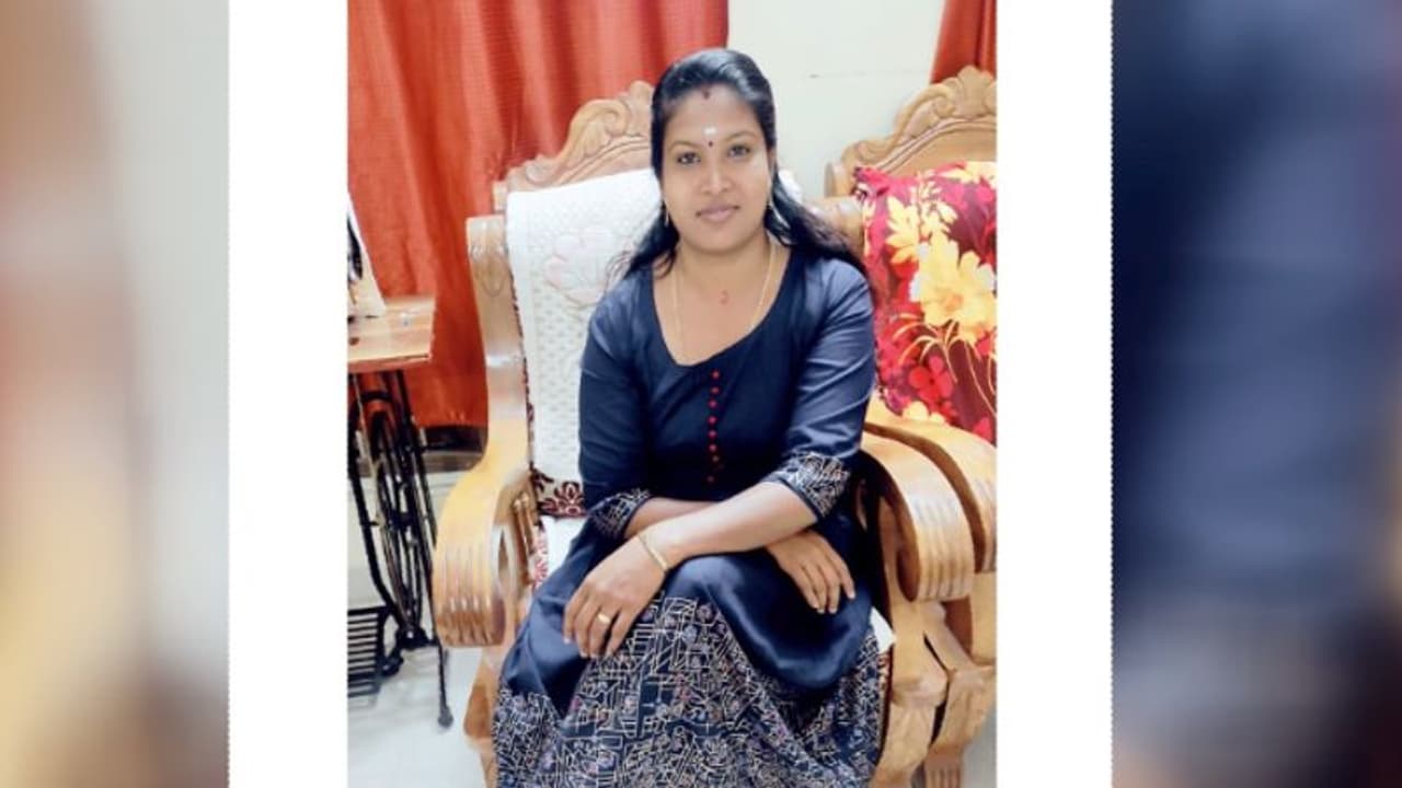 വണ്ടിപ്പെരിയാറിൽ യുവതിയുടെ ആത്മഹത്യ സുഹൃത്തിന്റേയും ഭാര്യയുടേയും ഭീഷണിയിലെന്ന് കുടുംബം വണ്ടിപ്പെരിയാറിൽ യുവതിയുടെ ആത്മഹത്യ സുഹൃത്തിന്റേയും ഭാര്യയുടേയും ഭീഷണിയിലെന്ന് കുടുംബം