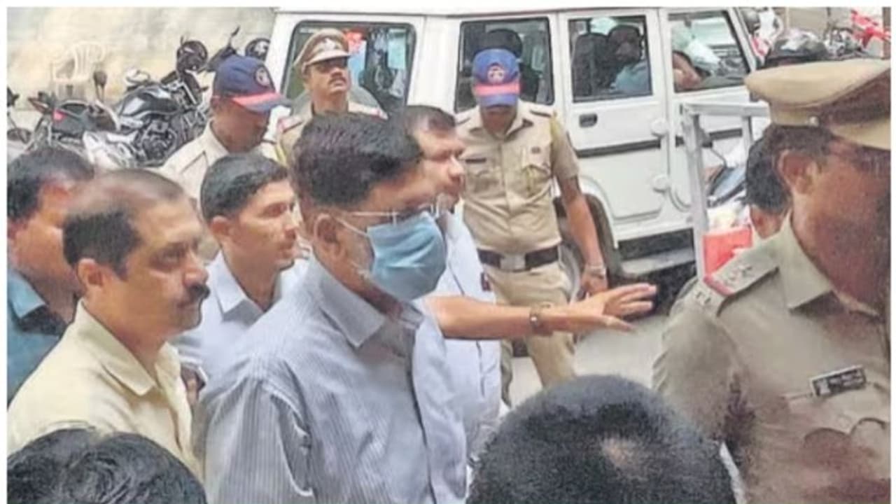 ഹണിട്രാപ്പില്പ്പെട്ട ഡിആര്ഡിഒ ശാസ്ത്രജ്ഞന് ചാര വനിതയ്ക്ക് ചോര്ത്തി നല്കിയത് വന് പ്രതിരോധ രഹസ്യങ്ങള് ഹണിട്രാപ്പില്പ്പെട്ട ഡിആര്ഡിഒ ശാസ്ത്രജ്ഞന് ചാര വനിതയ്ക്ക് ചോര്ത്തി നല്കിയത് വന് പ്രതിരോധ രഹസ്യങ്ങള്