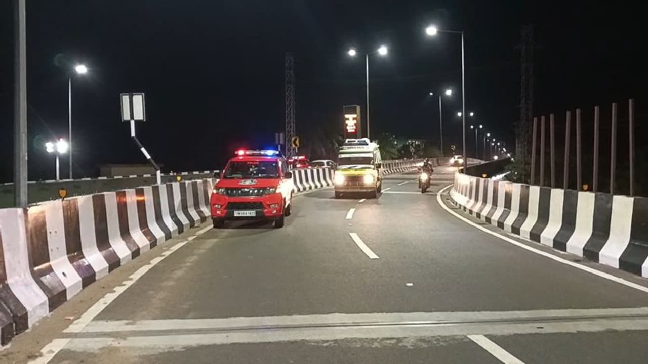 மதுரை பறக்கும் பாலத்தில் கோர விபத்து; 2 இளைஞர்கள் சம்பவ இடத்திலேயே பலி