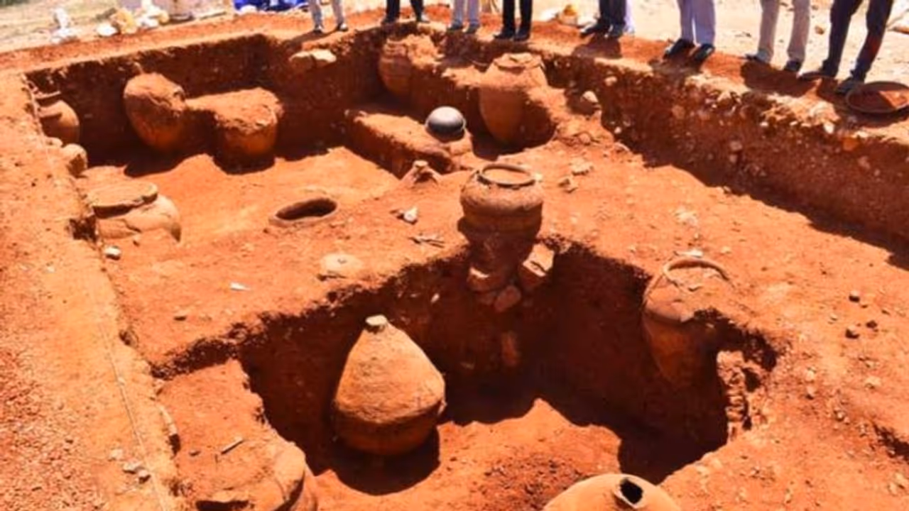 5000 ஆண்டுகள் முந்தையது.. தமிழ்நாட்டில் சிந்து சமவெளி நாகரிகத்திற்கு இணையான இரும்புக்காலம்.. புதிய தகவல் 5000 ஆண்டுகள் முந்தையது.. தமிழ்நாட்டில் சிந்து சமவெளி நாகரிகத்திற்கு இணையான இரும்புக்காலம்.. புதிய தகவல்