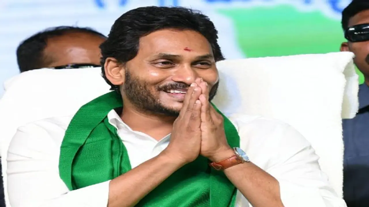 ఈతకొలనులో అమ్మాయిలతో మందు తాగుతూ డ్యాన్స్: లోకేష్పై జగన్, బాబుపైనా సెటైర్లు ఈతకొలనులో అమ్మాయిలతో మందు తాగుతూ డ్యాన్స్: లోకేష్పై జగన్, బాబుపైనా సెటైర్లు