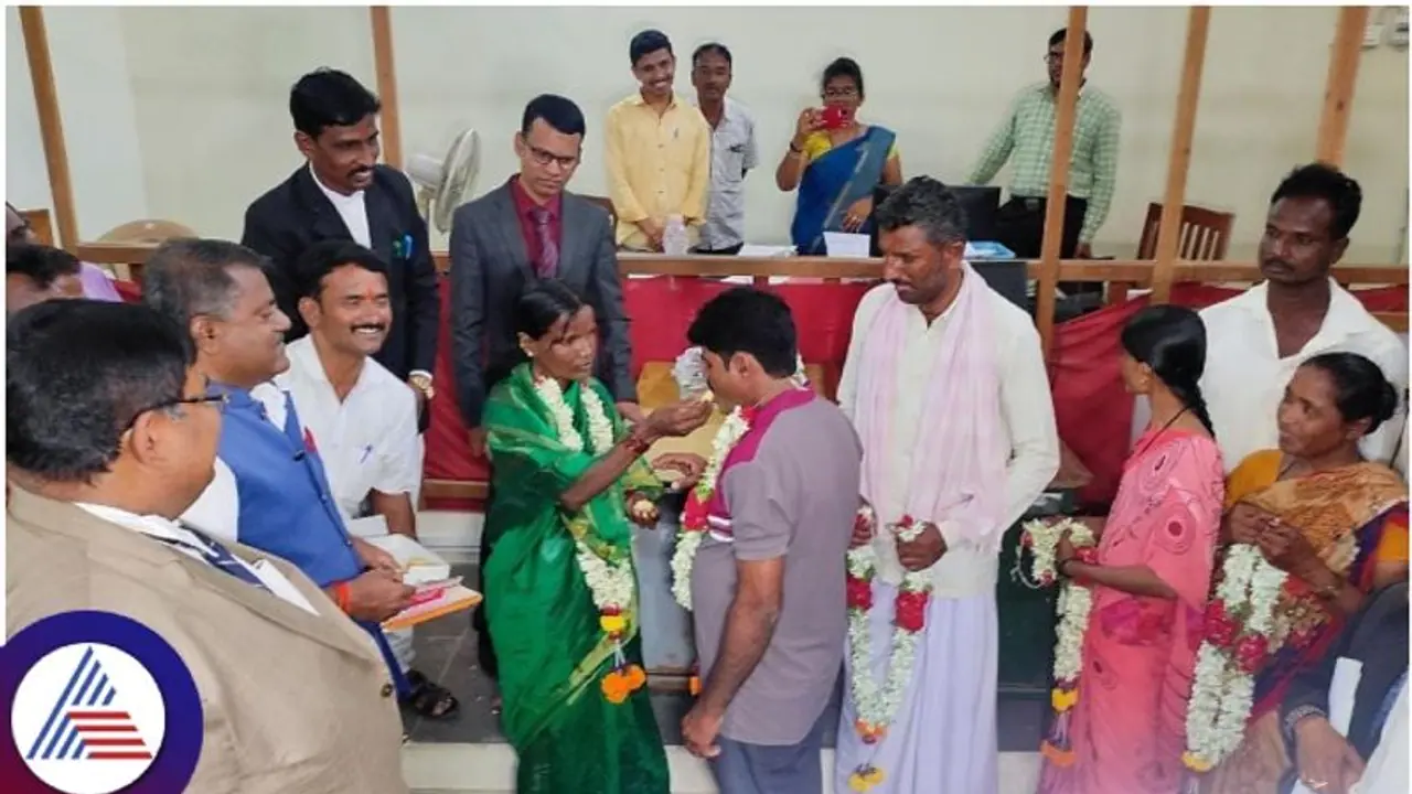 ಡೈವೋರ್ಸ್ಗೆ ಅರ್ಜಿ ಸಲ್ಲಿಸಿದ್ದ 15 ಜೋಡಿಗಳನ್ನು ಮತ್ತೆ ಒಂದುಗೂಡಿಸಿದ ಲೋಕ ಅದಾಲತ್ ಡೈವೋರ್ಸ್ಗೆ ಅರ್ಜಿ ಸಲ್ಲಿಸಿದ್ದ 15 ಜೋಡಿಗಳನ್ನು ಮತ್ತೆ ಒಂದುಗೂಡಿಸಿದ ಲೋಕ ಅದಾಲತ್