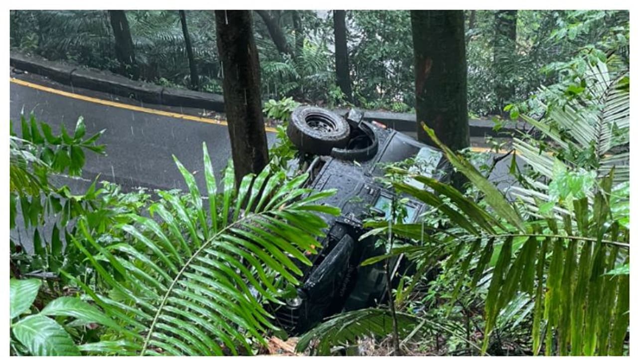 താമരശ്ശേരി ചുരം എട്ടാം വളവിൽ ജീപ്പ് നിയന്ത്രണം വിട്ട് കുത്തനെ മറിഞ്ഞു താമരശ്ശേരി ചുരം എട്ടാം വളവിൽ ജീപ്പ് നിയന്ത്രണം വിട്ട് കുത്തനെ മറിഞ്ഞു