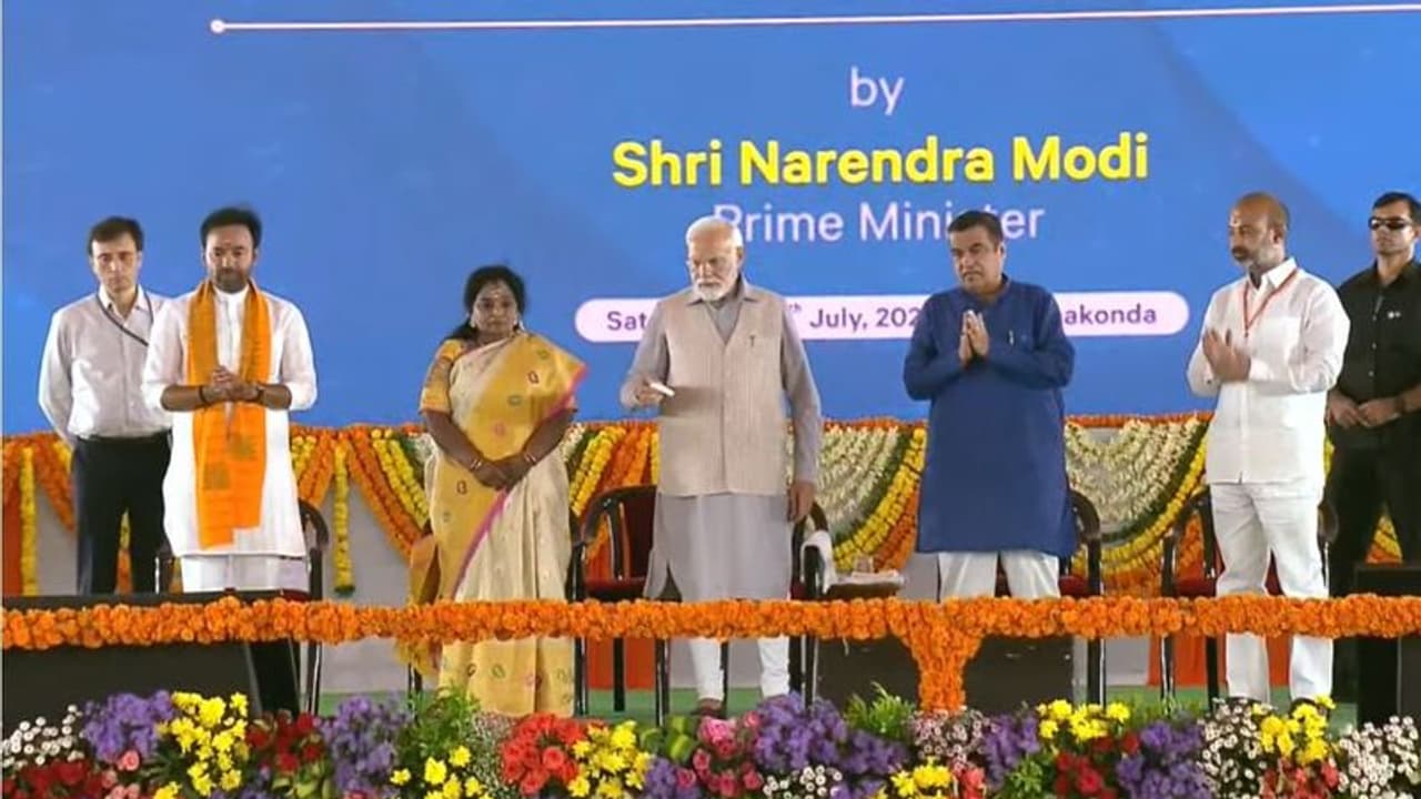 తెలంగాణలో రూ. లక్షా పదివేల కోట్ల విలువైన ప్రాజెక్టులు.. కేంద్ర మంత్రి గడ్కరీ తెలంగాణలో రూ. లక్షా పదివేల కోట్ల విలువైన ప్రాజెక్టులు.. కేంద్ర మంత్రి గడ్కరీ