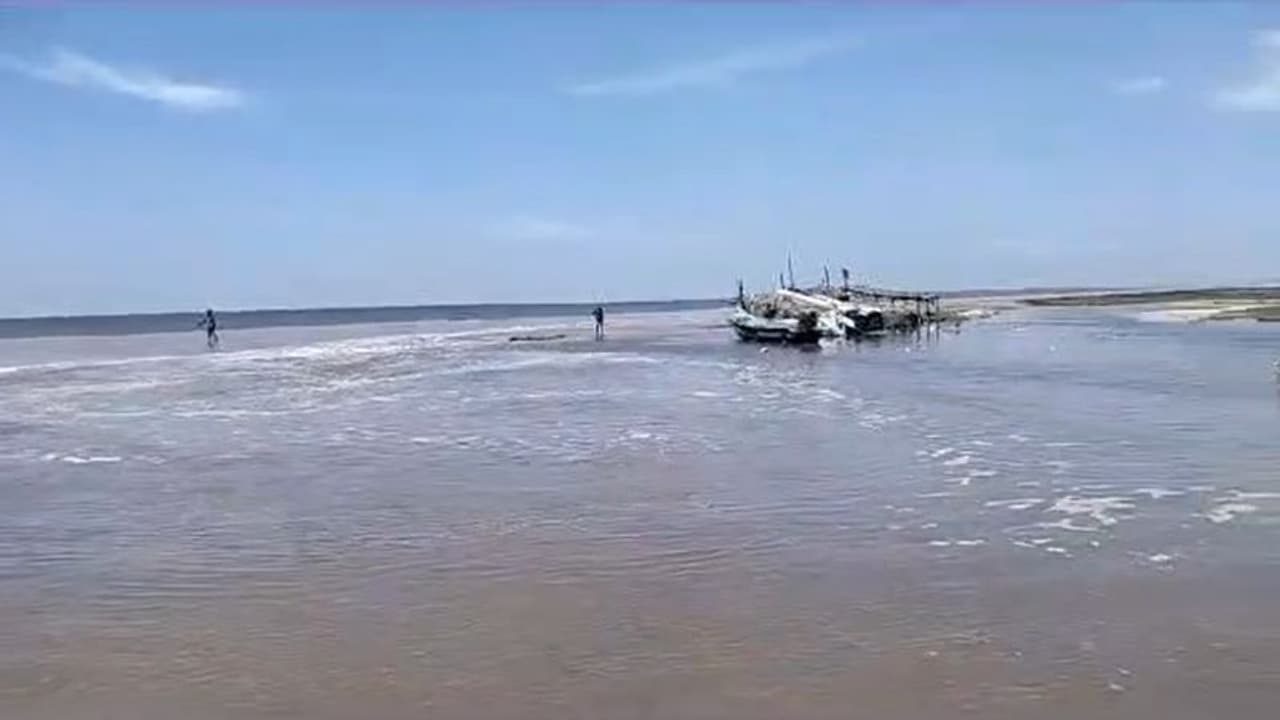 புதுச்சேரியில் ஊருக்குள் புகுந்த கடல் நீர்; சுனாமி அச்சத்தில் வீடுகளை காலி செய்யும் மீனவர்கள்