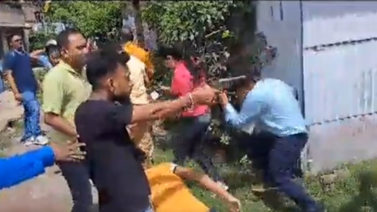 ಪೊಲೀಸ್ ವಾಹನಕ್ಕೆ ಬೆಂಕಿ, ಹೊತ್ತಿ ಉರಿದ ಬಂಗಾಳದಲ್ಲಿ 15 ಸಾವು, ಮಕ್ಕಳು ಸೇರಿ ಹಲವರಿಗೆ ಗಾಯ! ಪೊಲೀಸ್ ವಾಹನಕ್ಕೆ ಬೆಂಕಿ, ಹೊತ್ತಿ ಉರಿದ ಬಂಗಾಳದಲ್ಲಿ 15 ಸಾವು, ಮಕ್ಕಳು ಸೇರಿ ಹಲವರಿಗೆ ಗಾಯ!