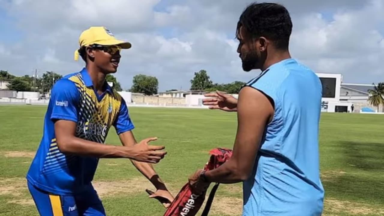 பார்படாஸ் வீரர்களுக்கு பேட், ஷூ பரிசாக கொடுத்த முகமது சிராஜ்! பார்படாஸ் வீரர்களுக்கு பேட், ஷூ பரிசாக கொடுத்த முகமது சிராஜ்!