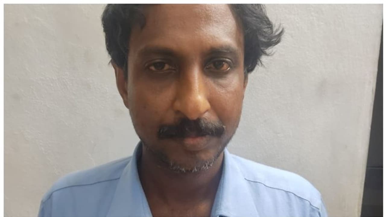 കെഎസ്ആർടിസി ബസിൽ യാത്രക്കാരിക്ക് നേരെ ലൈംഗിക അതിക്രമം; കണ്ടക്ടര് കസ്റ്റഡിയില് കെഎസ്ആർടിസി ബസിൽ യാത്രക്കാരിക്ക് നേരെ ലൈംഗിക അതിക്രമം; കണ്ടക്ടര് കസ്റ്റഡിയില്