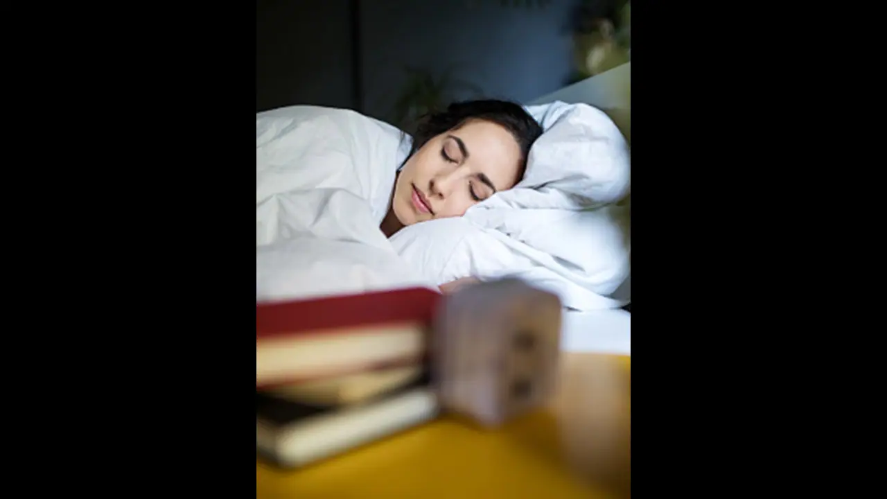 അവധി ദിവസം അതുവരെ 'പെൻഡിംഗ്' ഉള്ള ഉറക്കം ഒന്നിച്ച് ഉറങ്ങുന്നത് പതിവാണോ? അവധി ദിവസം അതുവരെ 'പെൻഡിംഗ്' ഉള്ള ഉറക്കം ഒന്നിച്ച് ഉറങ്ങുന്നത് പതിവാണോ?